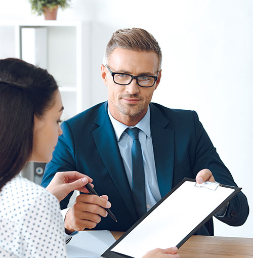 Empresários discutindo contratos comerciais e práticas de compliance em ambiente corporativo com apoio da equipa da Lopes & Campos Advogados Associados.